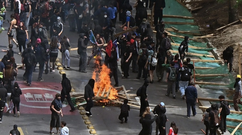 Choques entre estudiantes y la policía en Chile en protesta contra posibles recortes en educación Choques entre estudiantes y la policía en Chile en protesta contra posibles recortes en educación