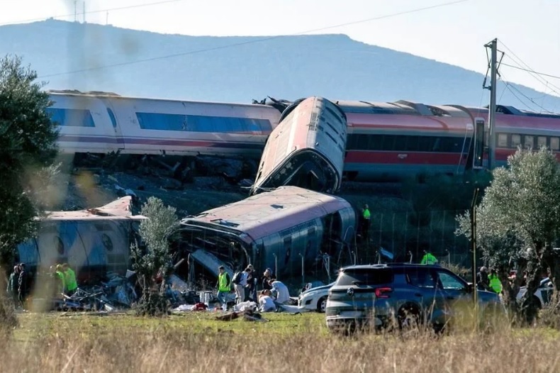 Choque de trenes deja 64 muertos en España; es el segundo accidente ferroviario mortal en el país este año