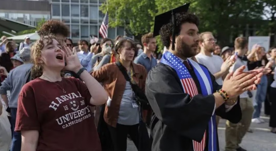 EU propone cobrar hasta 70 mil dólares a universidades por estudiantes extranjeros; busca endurecer medidas migratorias