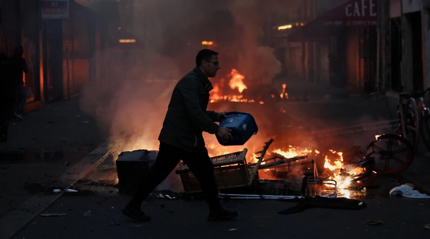 Francia anuncia «toques de queda» para frenar disturbios y saqueos Francia anuncia «toques de queda» para frenar disturbios y saqueos