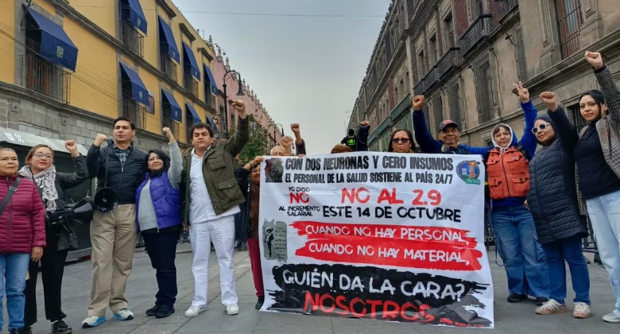 Trabajadores del IMSS entregan pliego petitorio en Palacio Nacional; piden reforma, presupuesto y más personal