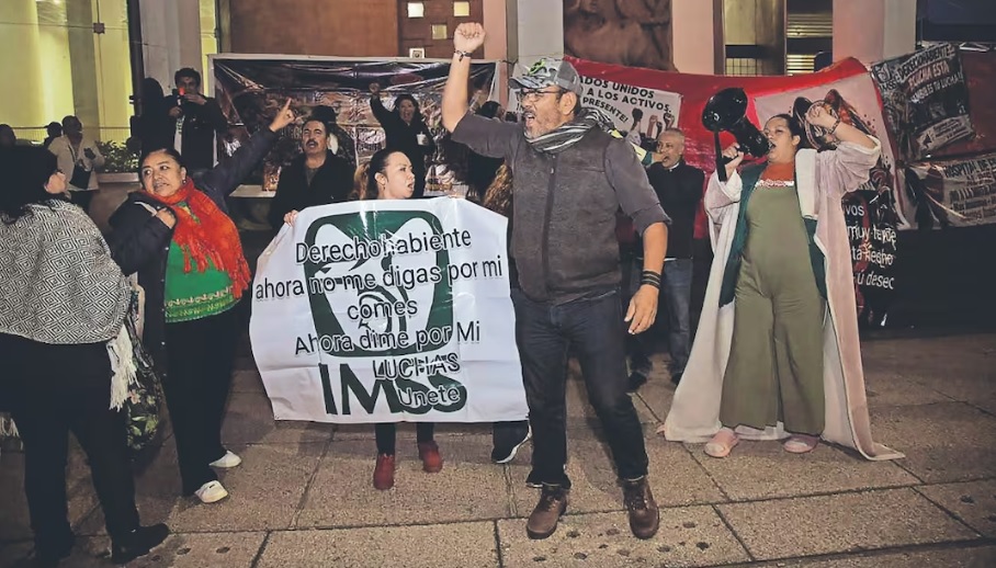 Gobierno: votó 60% en consulta del IMSS; trabajadores: «ganó el no»