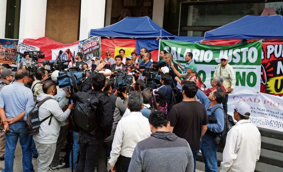 Arranca negociación en IMSS con pugna sindical; trabajadores alistan nueva marcha Arranca negociación en IMSS con pugna sindical; trabajadores alistan nueva marcha