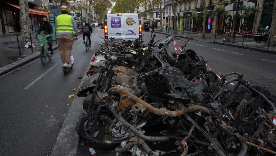 Por segunda noche consecutiva, decretan toque de queda en algunos barrios de París; medida permite tranquilidad, dicen autoridades
