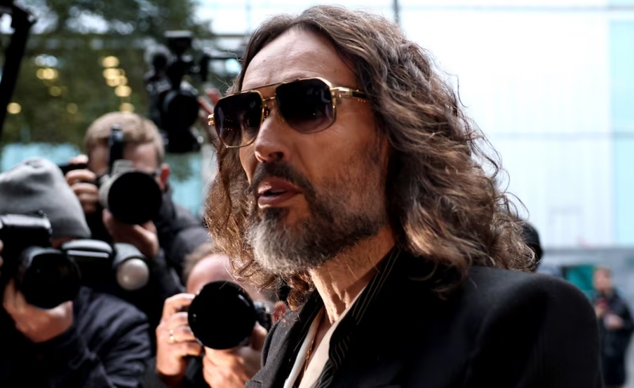 Acusan a Russell Brand de ser un «depredador sexual despiadado»; inicia juicio contra el actor por delitos sexuales Acusan a Russell Brand de ser un «depredador sexual despiadado»; inicia juicio contra el actor por delitos sexuales