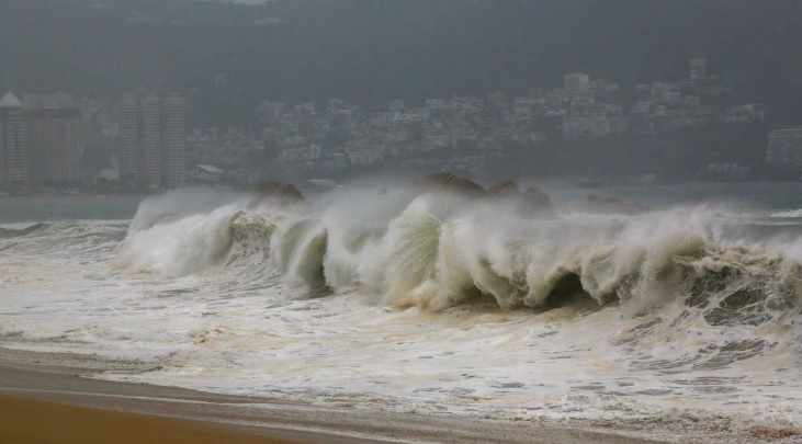 “Vance” se intensifica a huracán y amenaza con subir a categoría 3