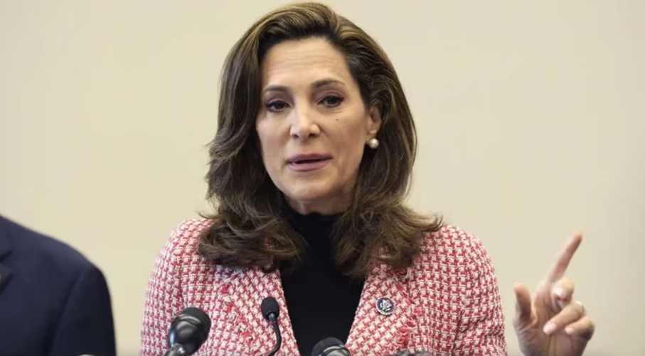 Trump firmará ley para regularizar a ciertos migrantes, dice republicana; Elvira Salazar impulsa propuesta para dar visa «Dignidad» Trump firmará ley para regularizar a ciertos migrantes, dice republicana; Elvira Salazar impulsa propuesta para dar visa «Dignidad»